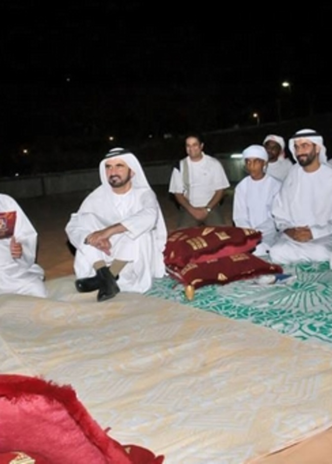 الشيخ محمد بن راشد آل مكتوم خلال زيارته لخيمة رمضان التابعة لمؤسسة الصدى