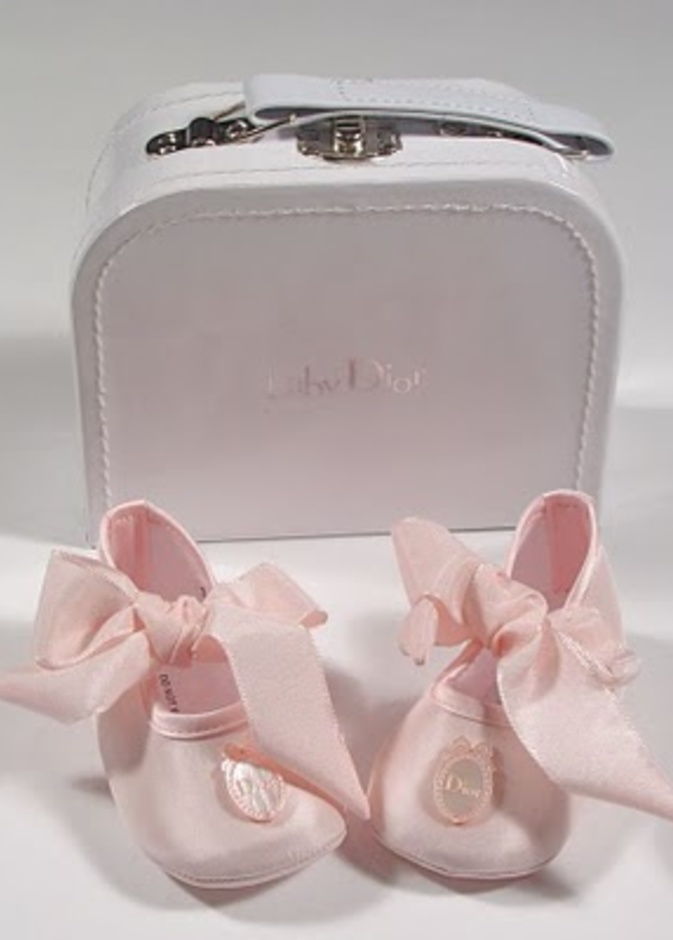 Baby Dior ومن الهدايا حذاء مصنوع خصيصاً للمولودة من