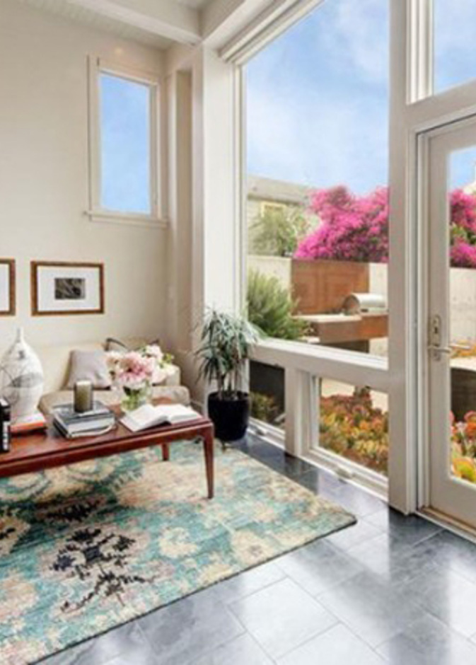 آريكة بجانب الشرفة