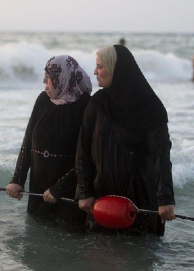 أمهات فلسطينيات يستمتعن بإجازة العيد على شاطئ تل أبيب