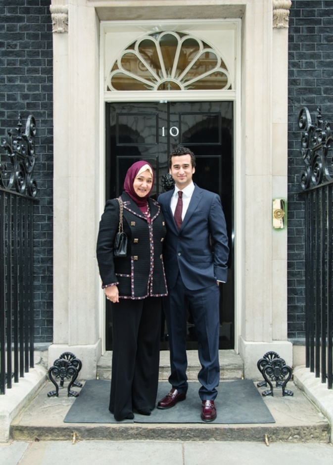 الدكتورة سهير القرشي مع نجلها عمر عبد العزيز نصيف