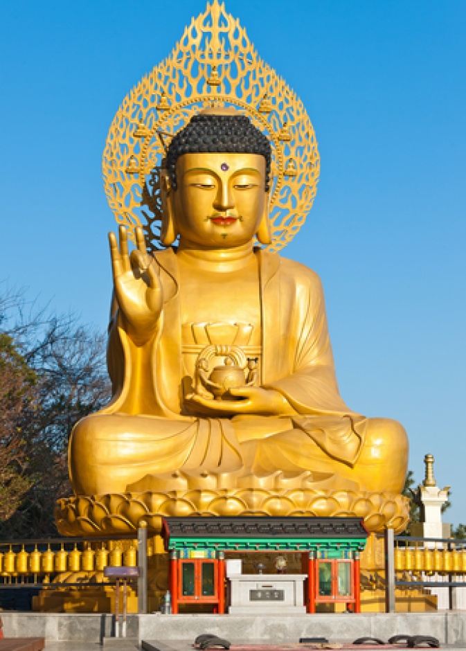 تمثال بوذا في معبد بوذي من Sanbanggulsa في Sanbangsan من جزيرة جيجو كوريا