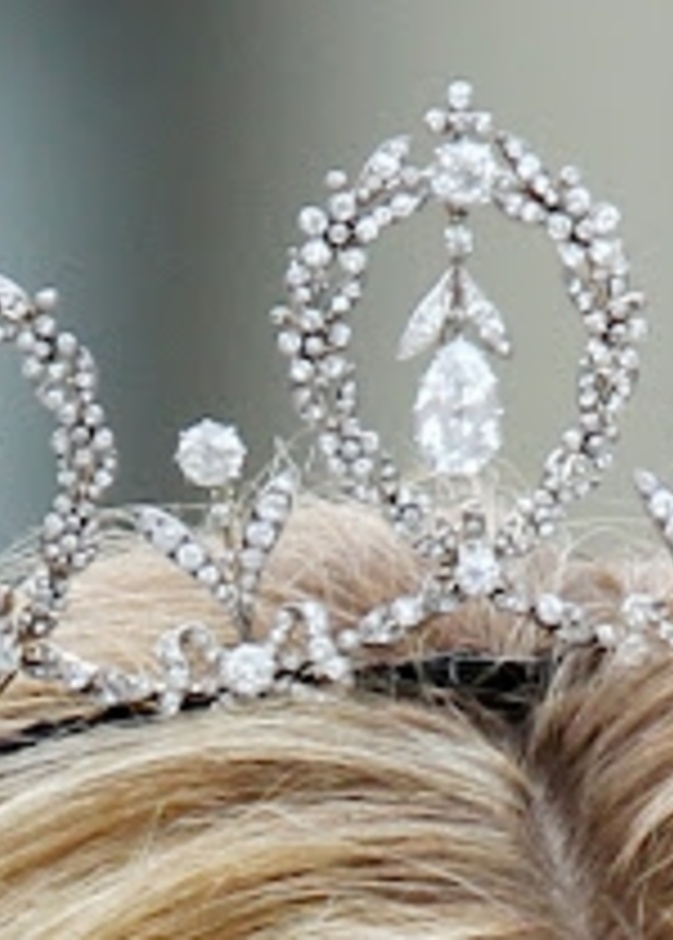 تيجان الماس على رؤوس الأميرات