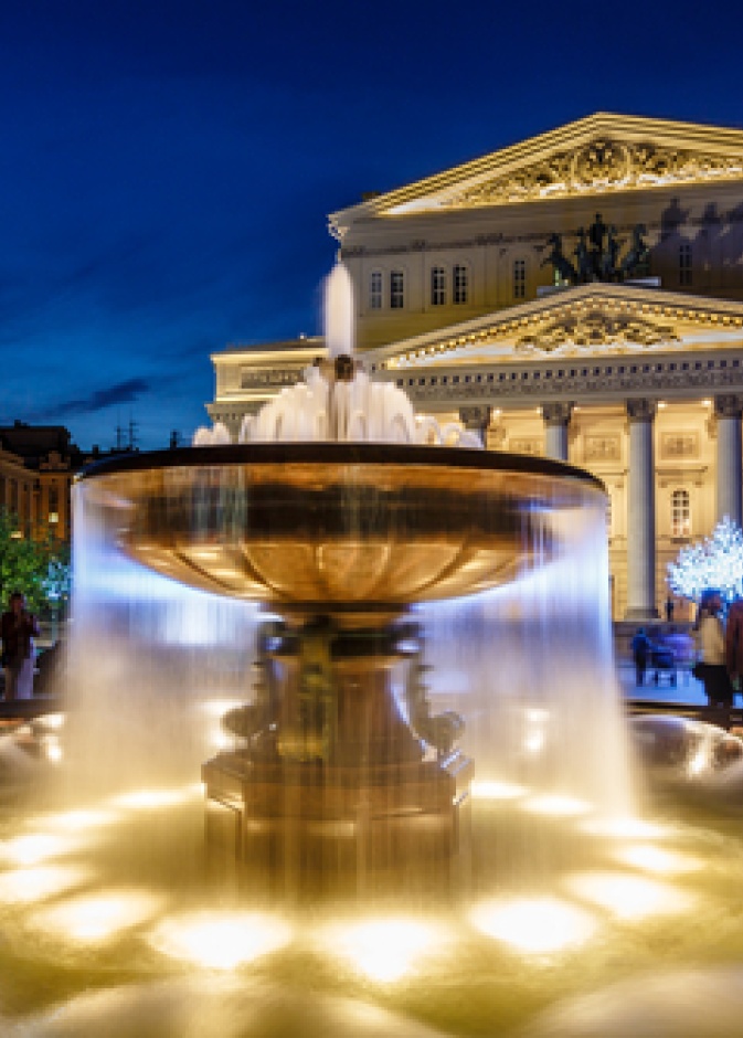 نافورة ومسرح البولشوي مضيئة في الليل، موسكو