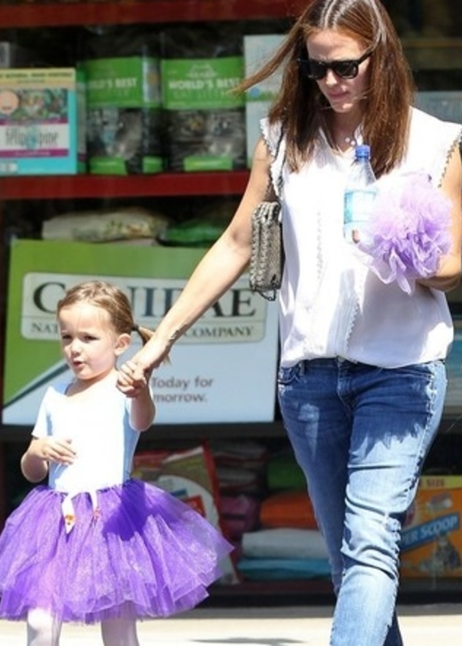 نجمة هوليوود جينيفر غارنر تصطحب ابنتها الى درس الباليه