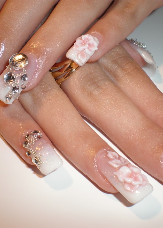 إطلي أظافرك بجاذبية 