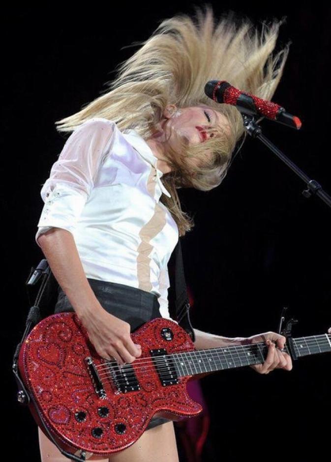 المغنية تايلور سويفت منسجمة تماما خلال غنائها في لوس أنجلوس في إطار جولتها الغنائية Red world tour