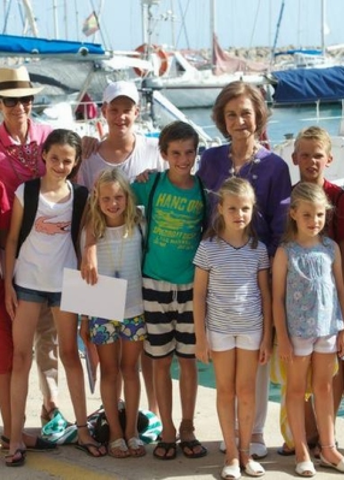 الملكة صوفيا وأحفادها في مايوركا مع الأميرة ليتيسيا وابنتيها انفانتا و ايلينا