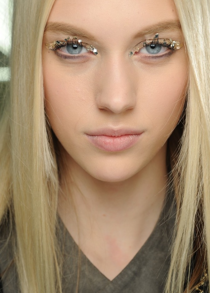 في كواليس عرض أزياء خريف وشتاء 2013: Chanel وبريق العيون اللامعة