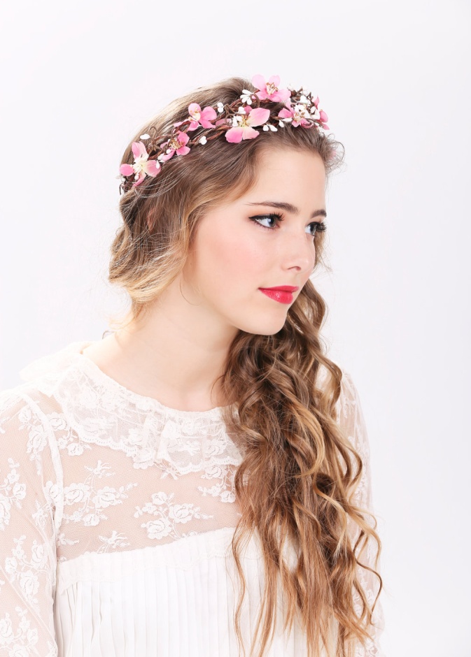 كللي شعرك بالورود الرومنسية في يوم زفافك