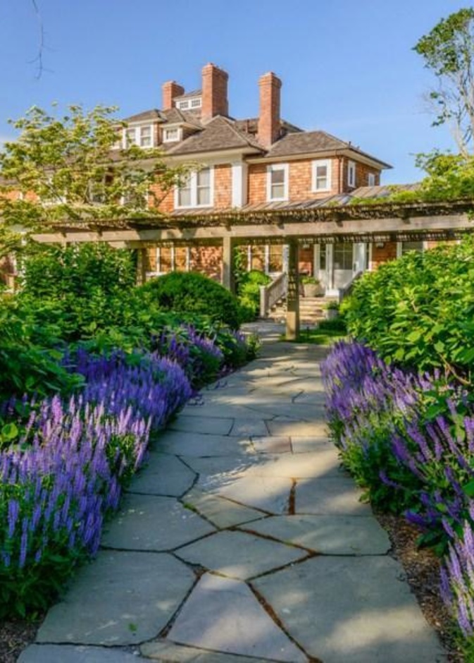 احدى الممرات المزروعة في حديقة المنزل