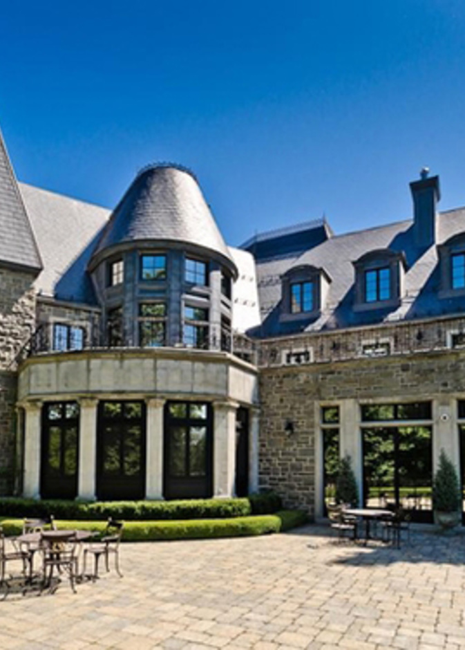 الحديقة الامامية مع طاولة للاستمتاع الجو المنعش