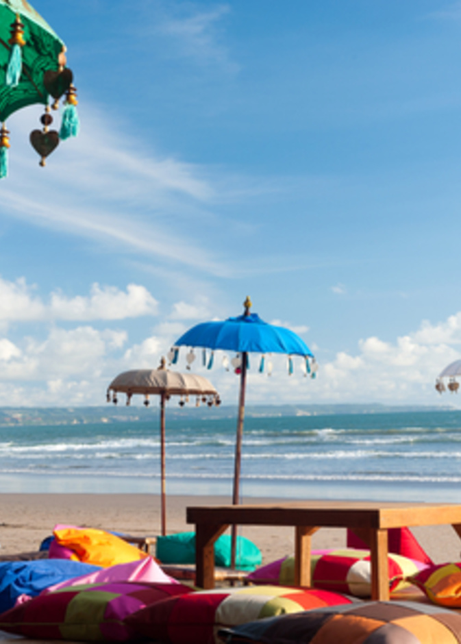 الشاطئ المظلات الملونة والوسائد في كوتا، بالي