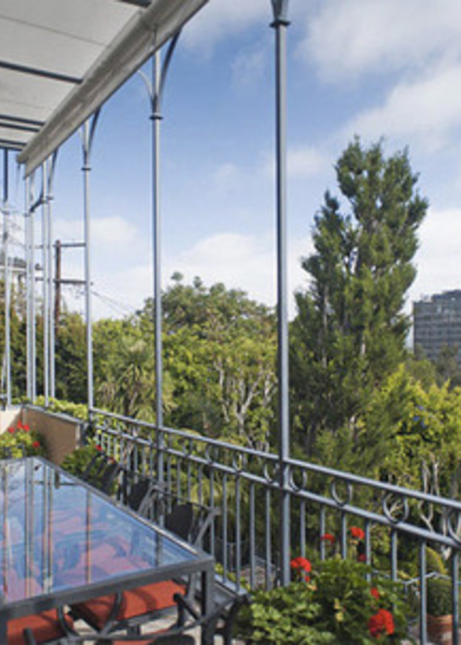 الشرفة المطلة على الحديقة