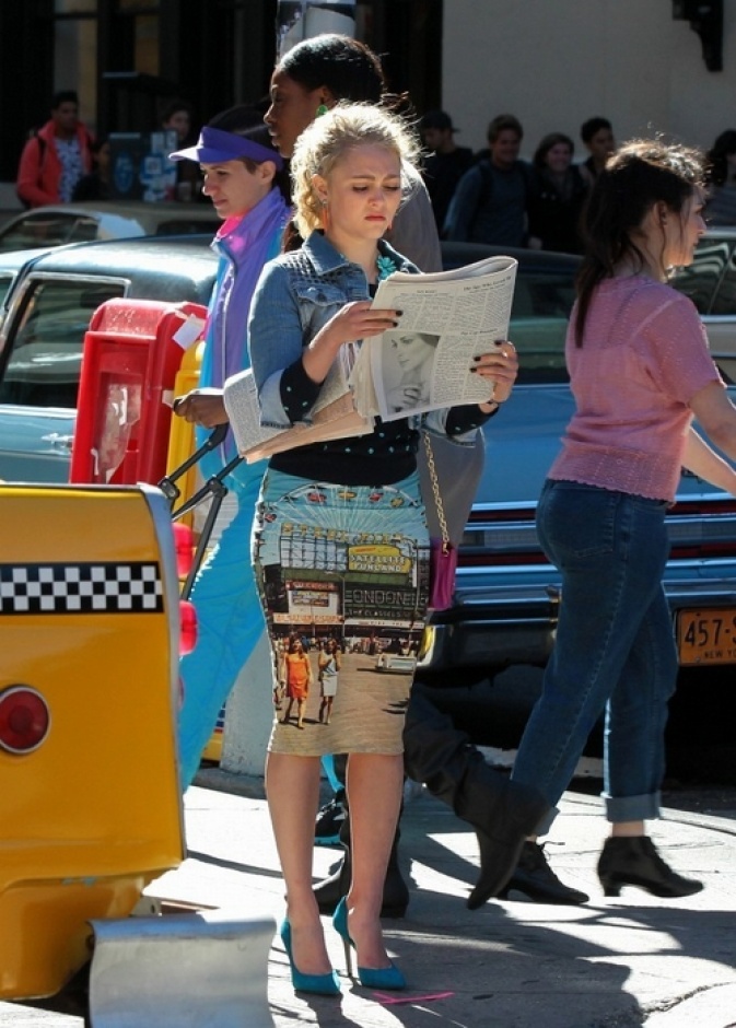 النجمة المراهقة  AnnaSophia Robb  تقرأ الجريدة وسط شوارع نيويورك