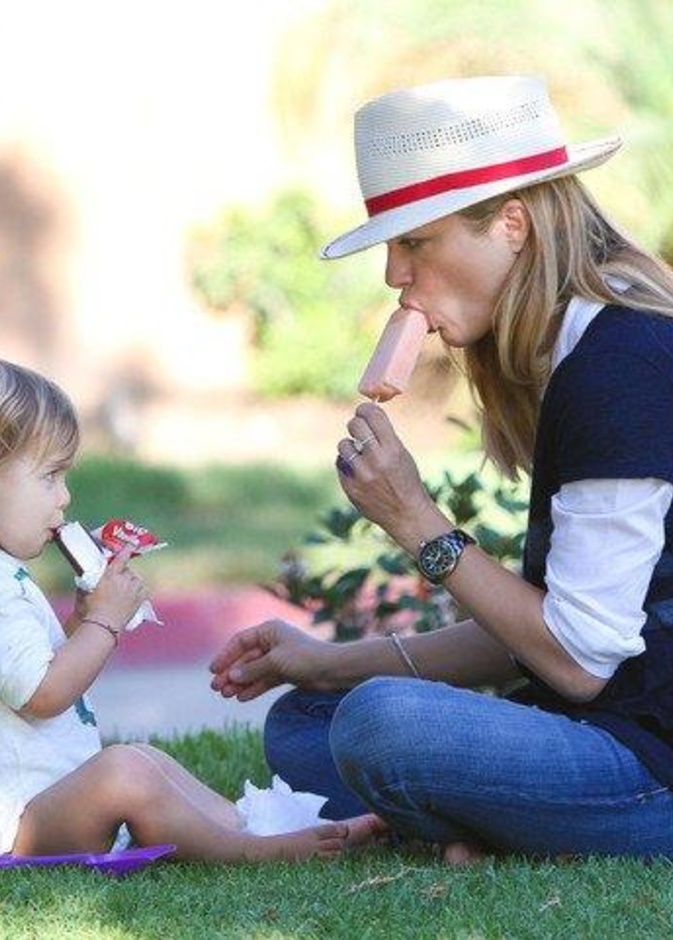 النجمة سلمى بلير تتناول الآيس كريم مع ابنها بإحدى حدائق لوس أنجلس