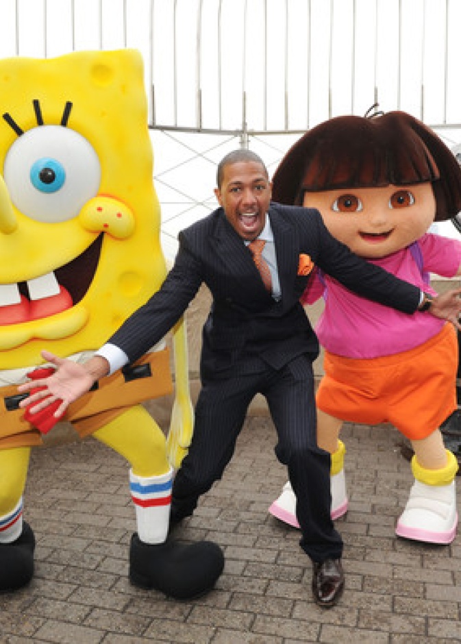 النجم الأميركي Nick Cannon يمرح كالأطفال مع SpongeBob وDora