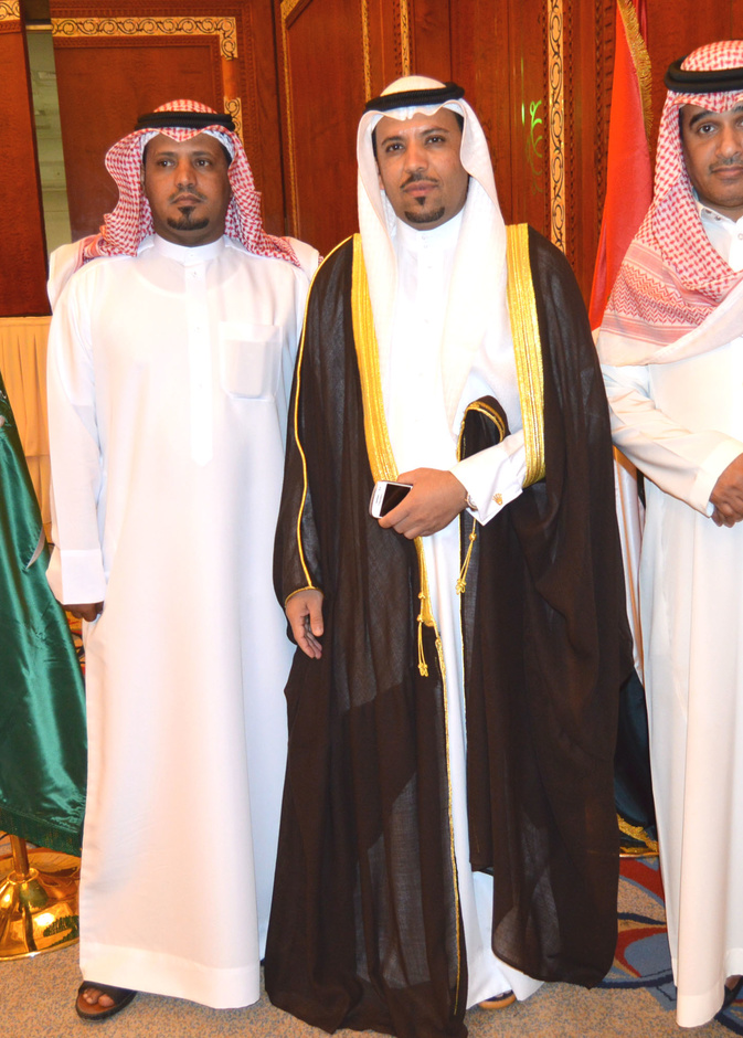 دبلوماسي سعودي مع مدعوين