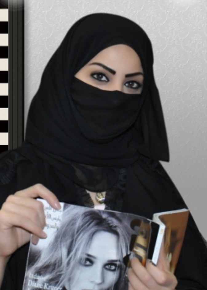 رانيا غمراوي تعرض بيع فستانها في مزاد