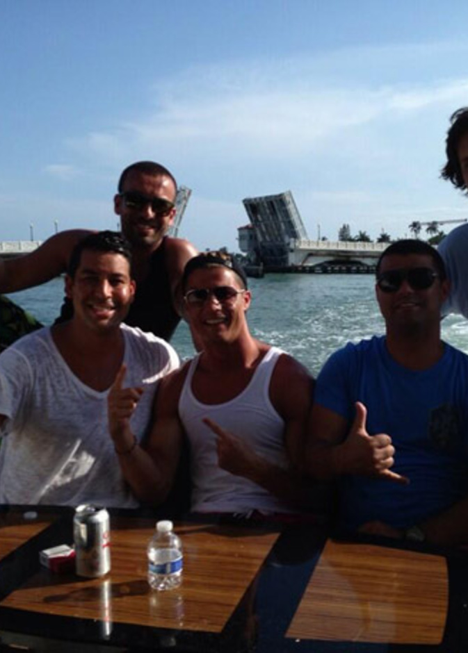 رونالدو يتوسط اصدقائه في احدى الرحلات التي دعاهم اليها