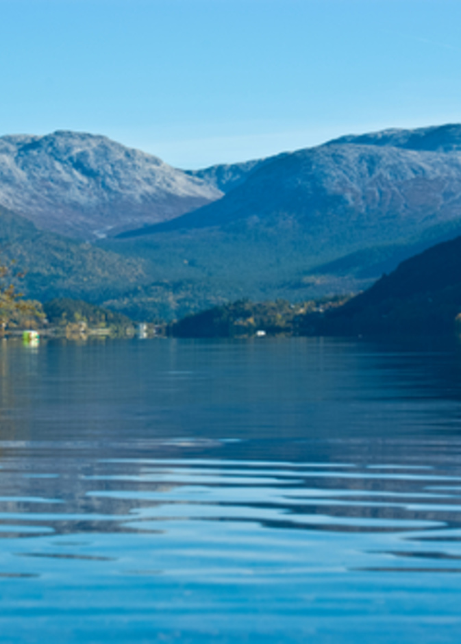 هذه البحيرة الخلابة التي تقع في النرويج، وانه دعا Oppheim Vatnet. أفضل طريقة للحصول على التمتع هناك انها للذهاب القوارب.