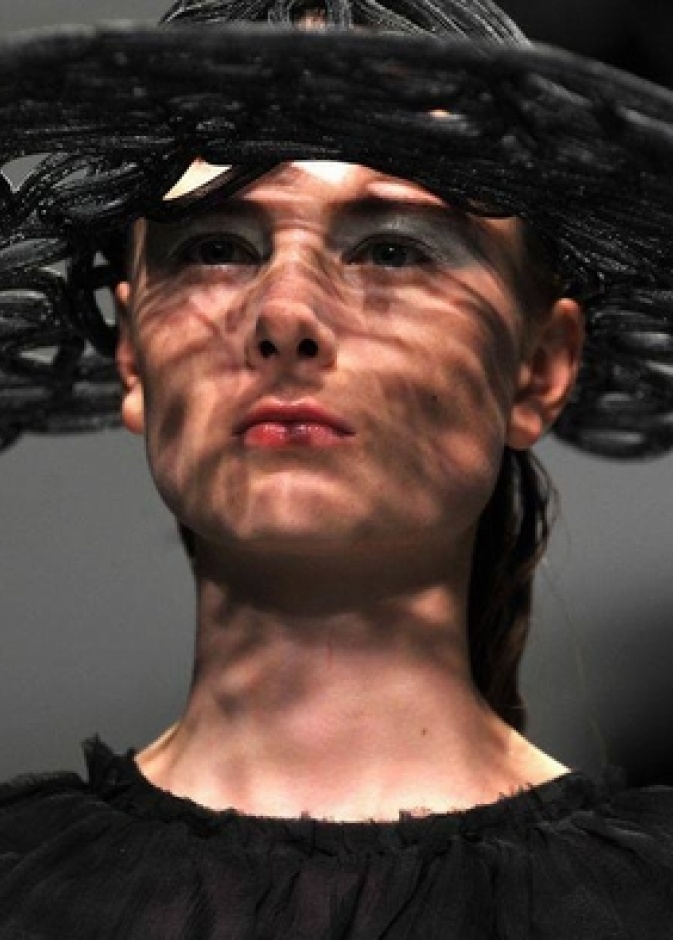 عارضة أزياء ترتدي قبعة غريبة من تصميم John Rocha في أسبوع لندن للأزياء