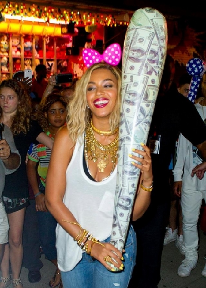 بيونسيه خلال تصويرها إحدى أغنياتها بالأمس والمعجبون يلتفون حولها