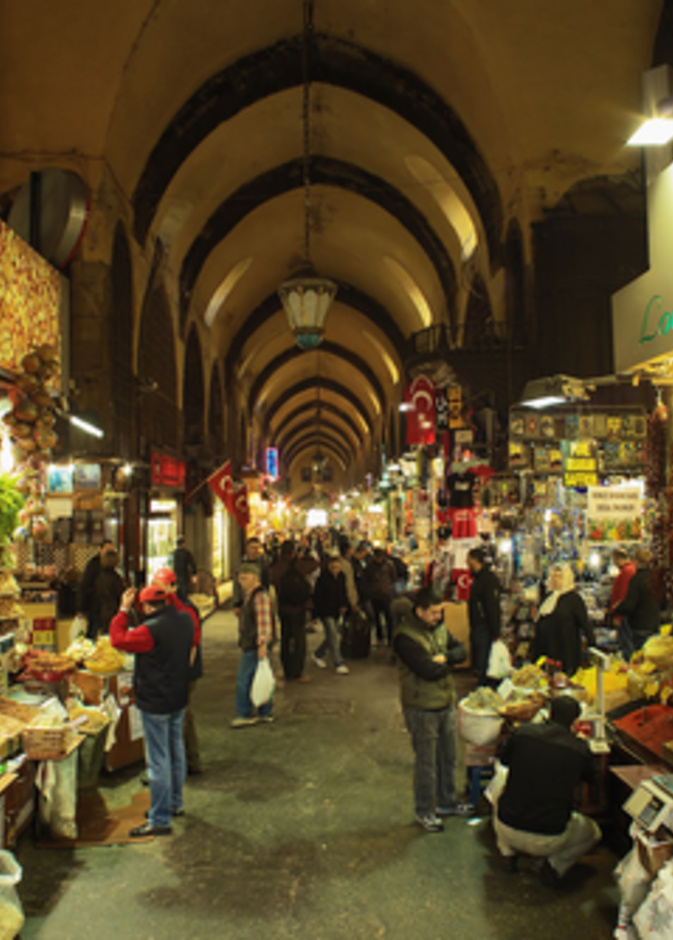تسوق مع البهارات والمكسرات والحلويات في بازار التوابل (البازار المصري) في 22 نوفمبر 2011 في اسطنبول، تركيا. بازار التوابل هي أقدم بازار في اسطنبول.
