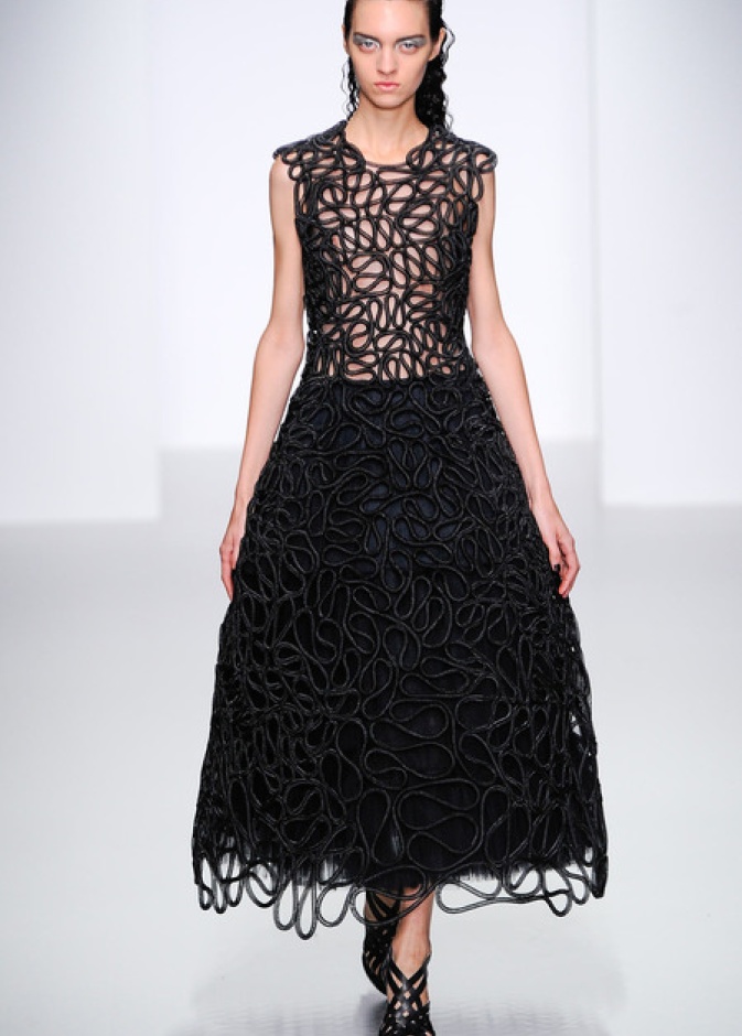 John Rocha لمسات مرحة وجريئة