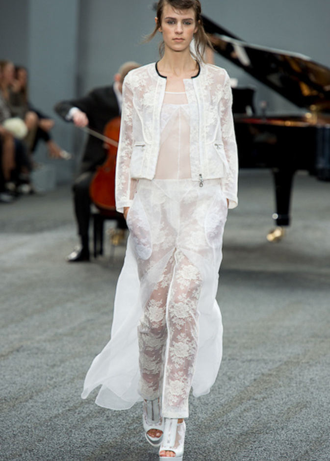 Erdem:  قبّة العنق  موضة مستمرة