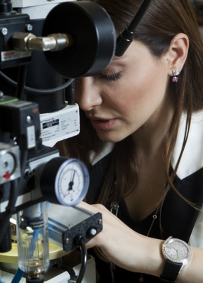 يارا تغوصُ في عالم Piaget بسويسرا