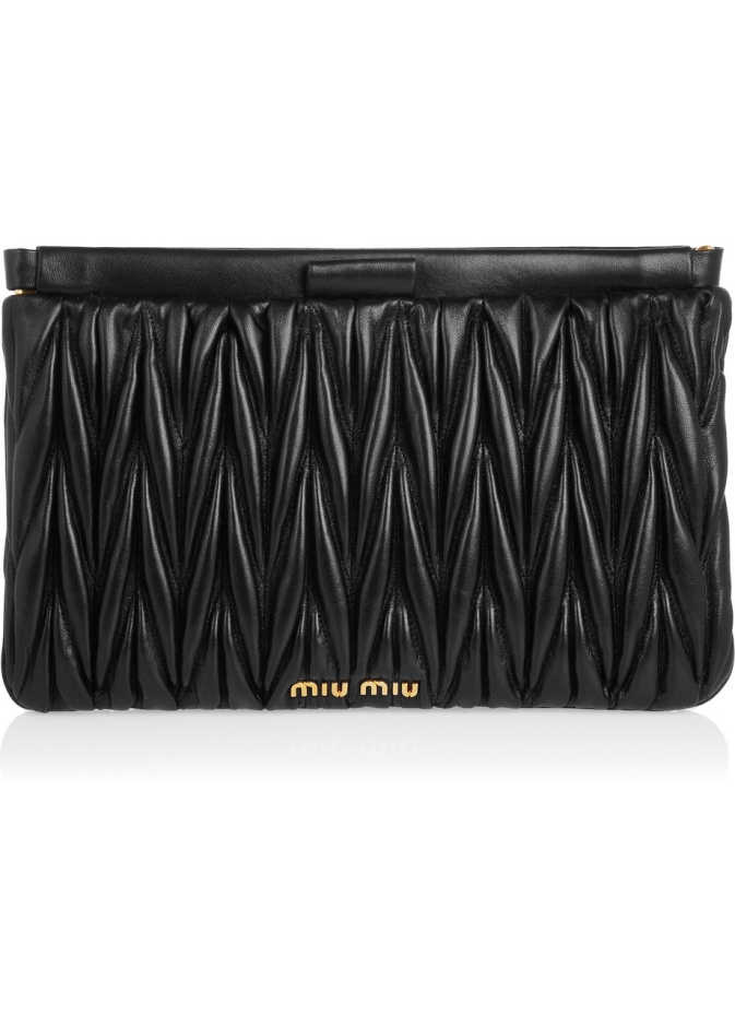 الحقيبة التي إخترناها فهي "كلاتش" أسود اللون بتوقيع Miu Miu