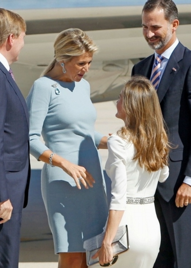 الأميرة ليتيسيا تنحني للملكة ماكسيما