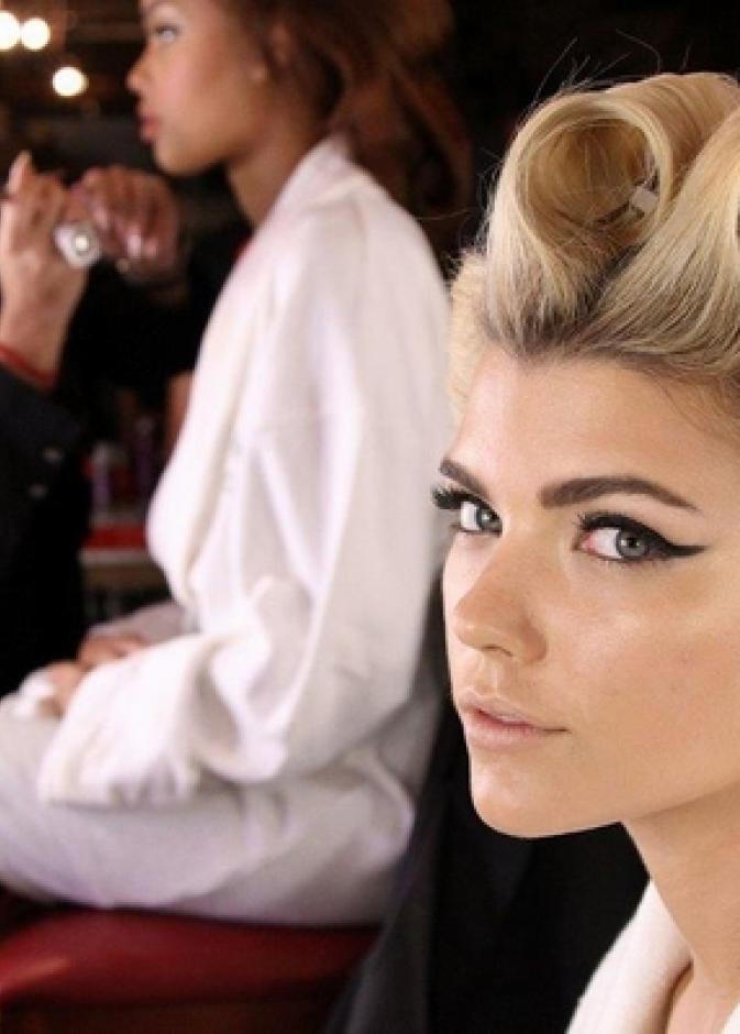العارضات تستعد لعرض أزياء Sherri Hill خلال أسبوع نيويورك للموضة