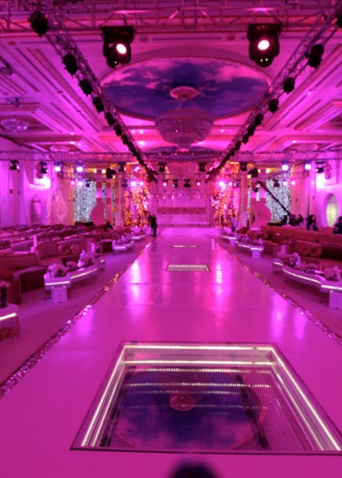 المصمم السعودي عبد الرحمن الزير يحول الأفراح إلى أحلام