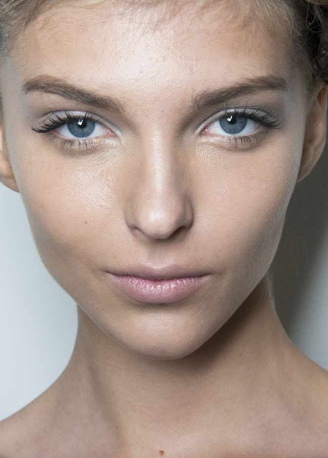 بين نيويورك ولندن شفاه بلا ألوان