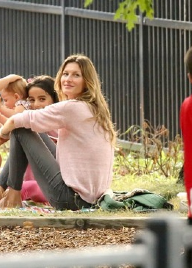 Gisele Bundchen في نزهة عائلية