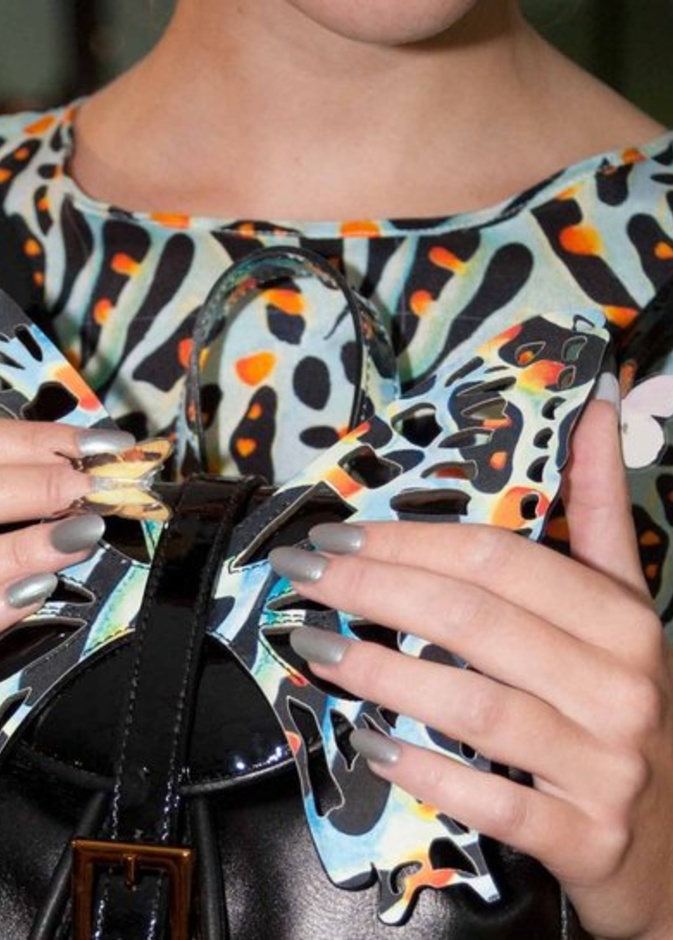 Sophia Webster طلاء فضي ناشف على أظافر مستديرة