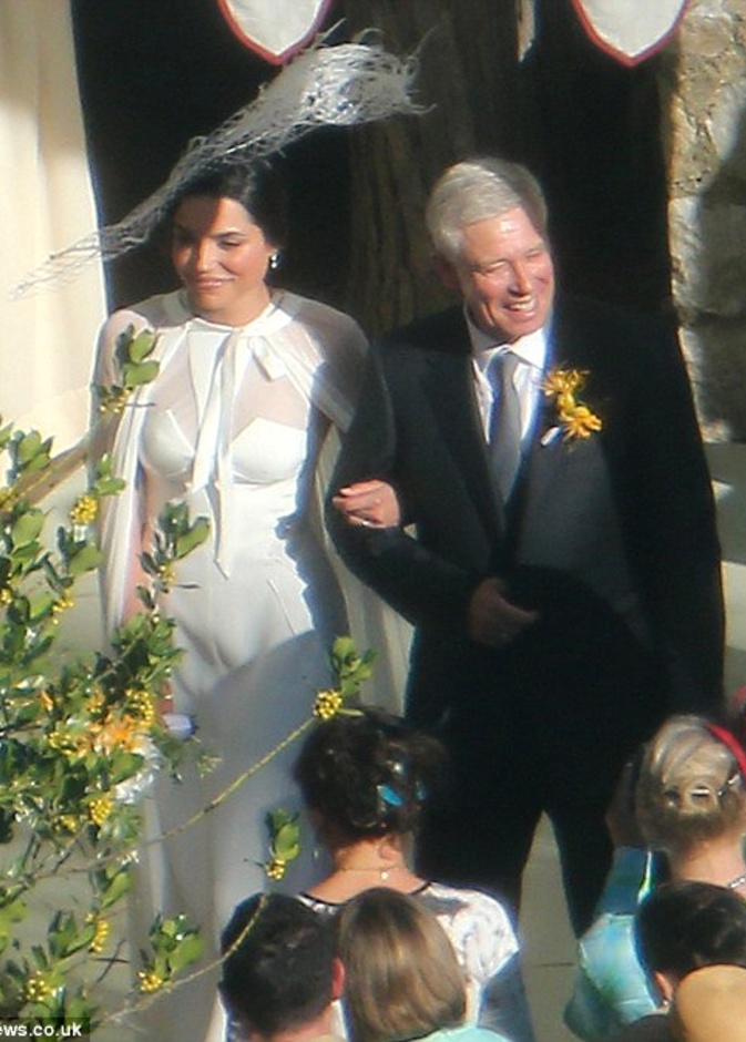 آدم كلايتون وزوجته يحتفلان بزفافهما في شاتو