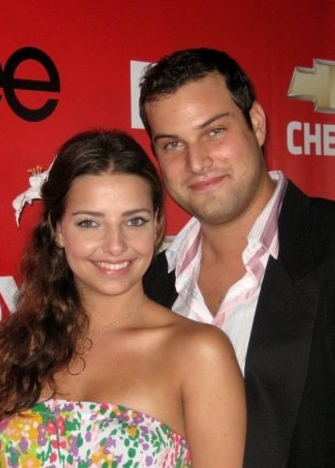 خطوبة ماكس أدلر وصديقته جينيفر برونشتاين