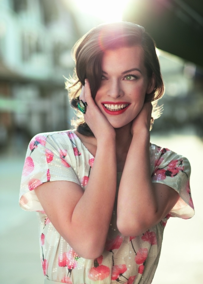 هي تتسوق مع  Milla Jovovich في  LaVallee Village التابعة لـ  Chic Outlet Shopping