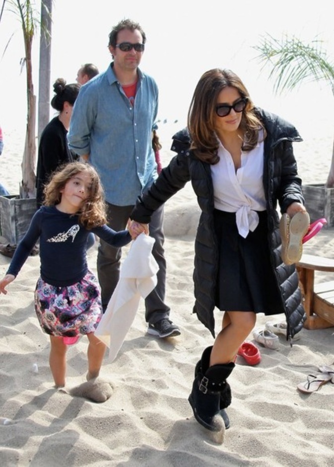 بالصور: سلمى حايك تقضي يوماً على الشاطئ مع ابنتها أثناء تصوير أحدث أفلامها 