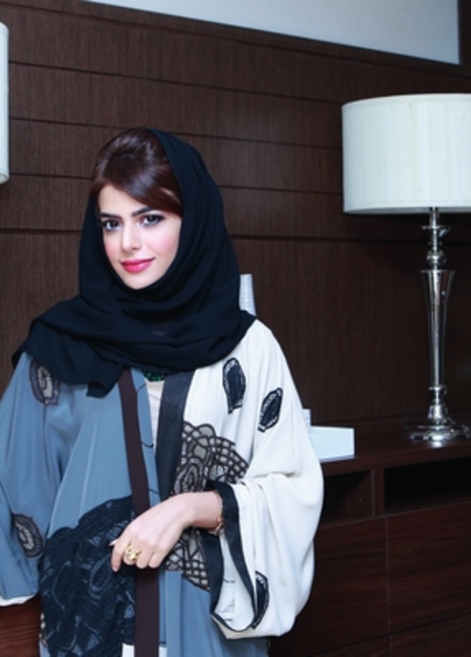 عدنان الكاتب يحاور القيادية الإمارتية الشابة منى بن كلي 