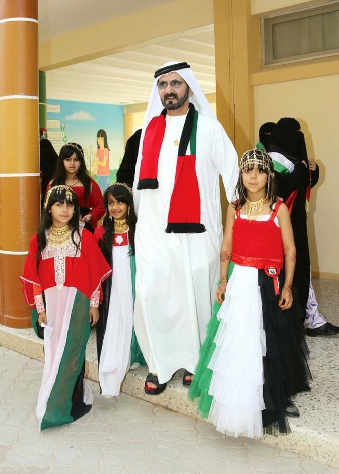 يجسد علم الدولة طموحات وآمال شعب الإمارات خاصة وأنه الرفيق اليومي لهم ولكافة المقيمين على ارض