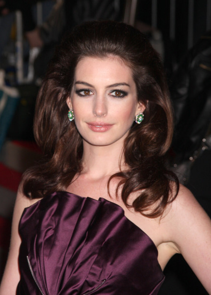 بتسريحة بوفان ريترو وماكياج عيون دخاني في MET GALA عام 2009 
