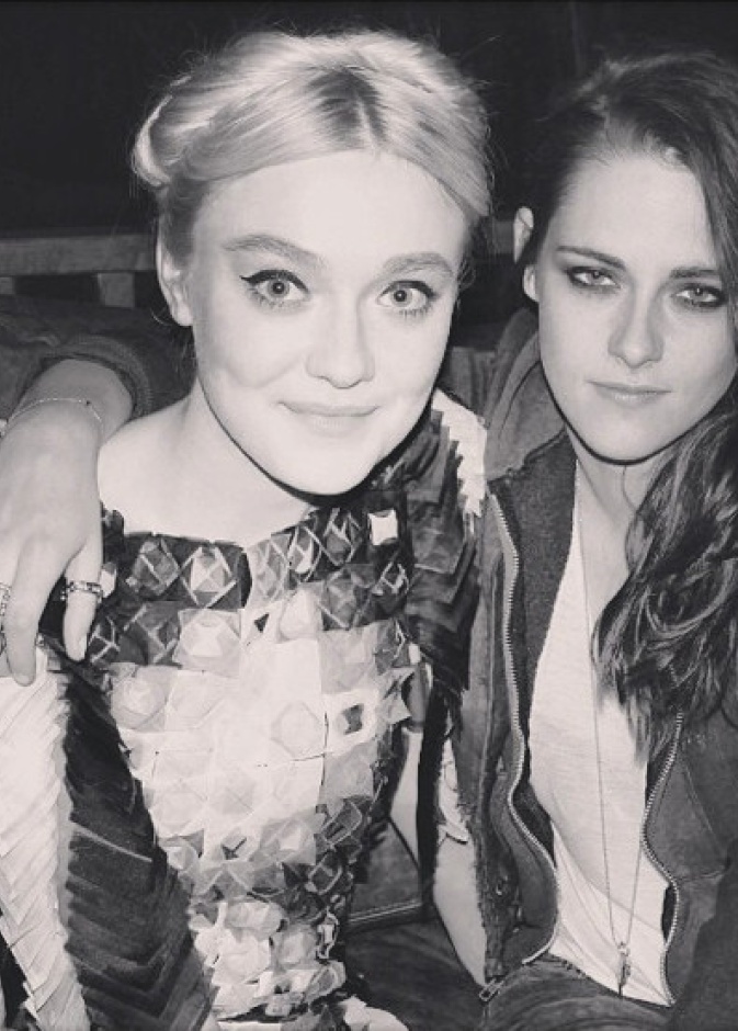 النجمتان Dakota Fanning وKristen Stewart وجدتا الدفء في لم الشمل