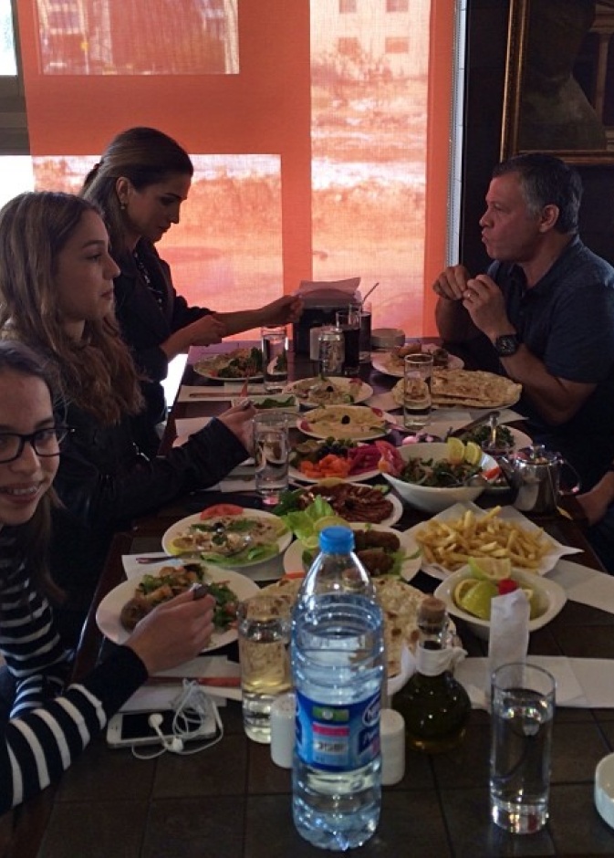 أحدث صورة للملكة رانيا وهي تتناول الغذاء مع عائلتها بأحد المطاعم في عمان