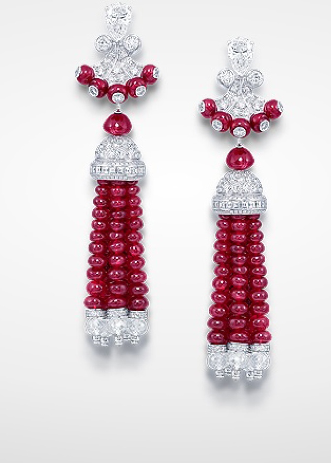  الأحجار الكريمة مثل الروبي مناسبة لفستان الزفاف مكشوف الكتفين