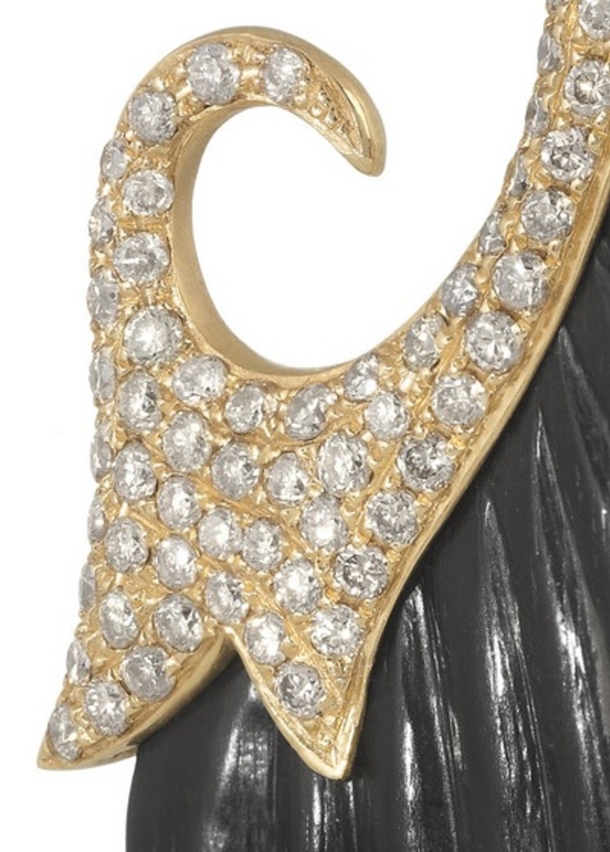  نظرة مقربة على أحجار الماس الرائعة التي تزين أقراط الأبنوس من تصميم نور فارس