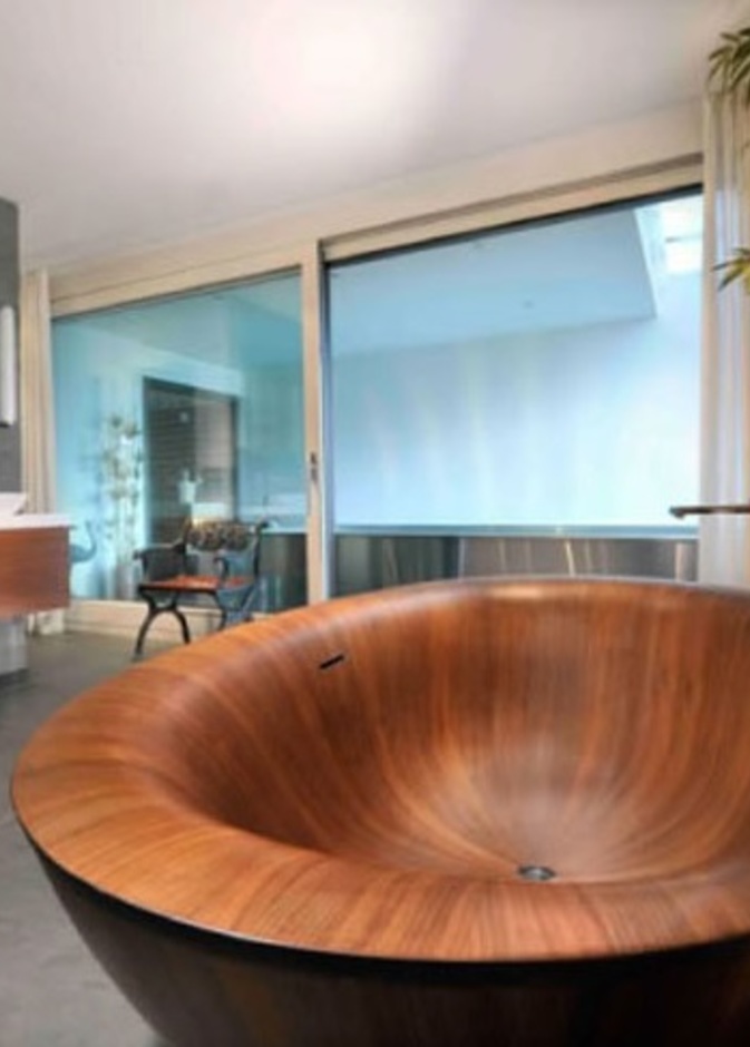 حوض استحمام واسع من الخشب المصقول بشكل مقوس